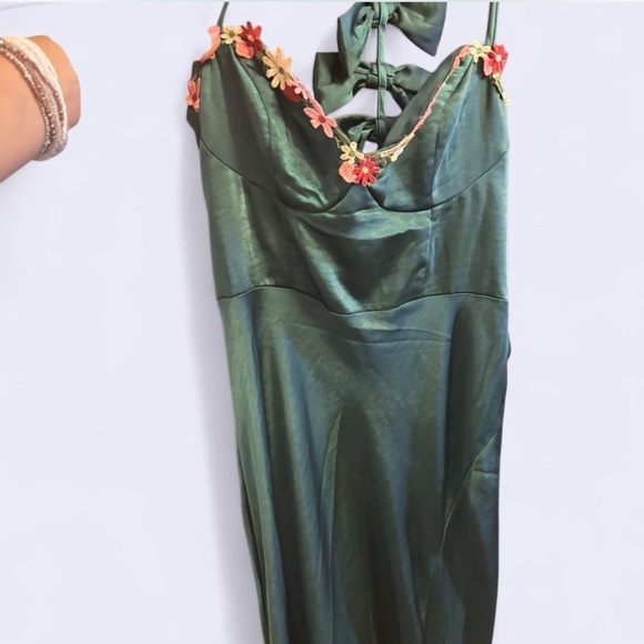 Elegant Green Satin Dress - Picture 5 of 7